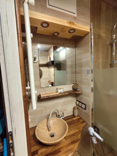 a bathroom with a sink and a mirror at Mroczne marzenie in Przemyśl