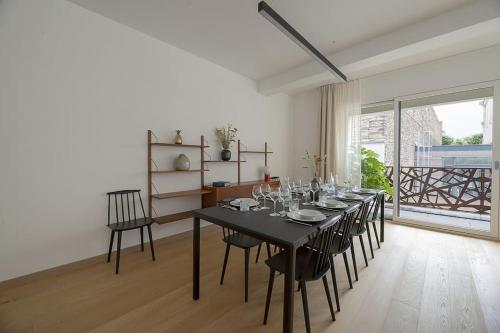une salle à manger avec une table et des chaises noires dans l'établissement Le Standing Vasselot, à Rennes