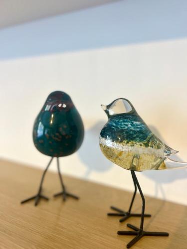 deux oiseaux de verre assis au-dessus d'une table dans l'établissement Le Carrel, Centre de Rennes, à Rennes