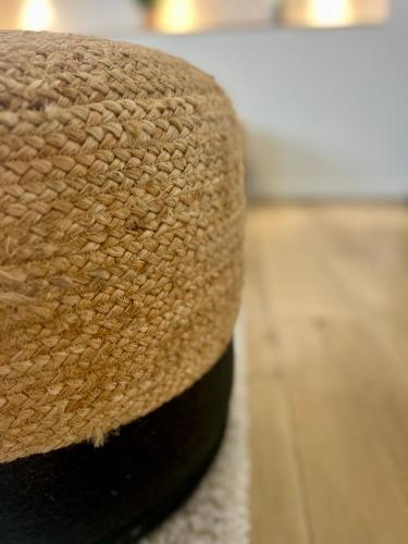 un chapeau de paille posé sur une bouteille dans l'établissement Le Carrel, Centre de Rennes, à Rennes