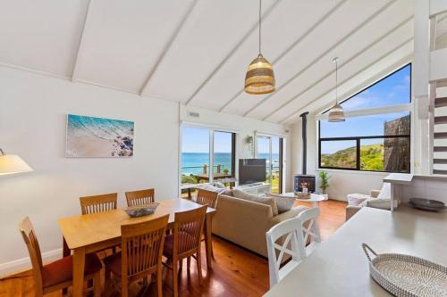 阿波罗湾6 Whitecrest Great Ocean Road Resort - Ocean View的带桌椅和沙发的客厅