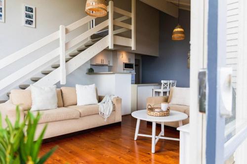 阿波罗湾6 Whitecrest Great Ocean Road Resort - Ocean View的带沙发和桌子的客厅