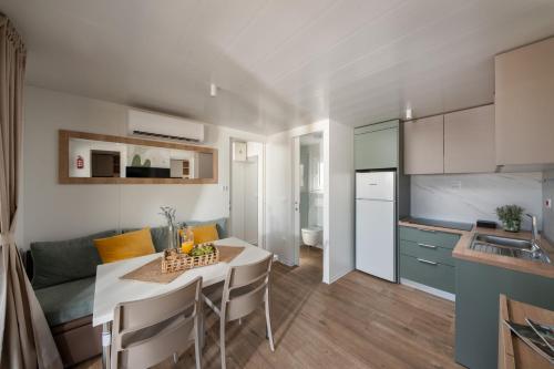 a kitchen and living room with a table and chairs at Terra Park SpiritoS in Kolan