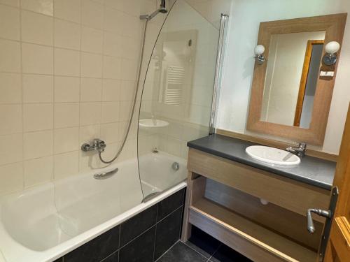 une salle de bain avec une baignoire, un lavabo et une douche dans l'établissement Appartement 2 pièces + cabine, ski aux pieds, piscine, espace bien-être, animaux admis, Belle Plagne - FR-1-181-2808, à La Plagne Tarentaise