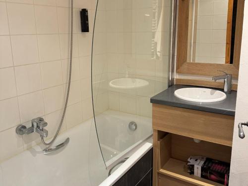 une salle de bain avec douche et lavabo dans l'établissement Appartement 3ch · 70m² · Ski aux pieds · Piscine · Animaux admis - FR-1-181-2816, à La Plagne Tarentaise