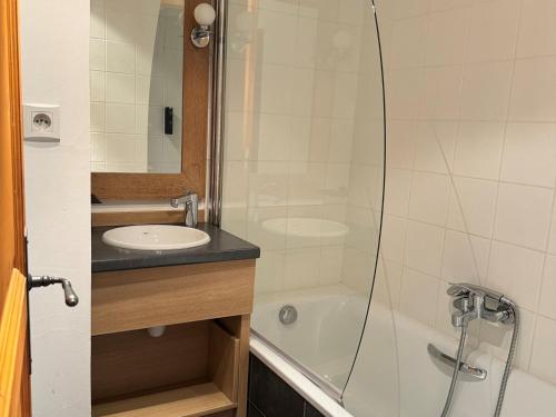 une salle de bain avec douche et lavabo dans l'établissement Bel appartement 4 pièces avec piscine, jacuzzi, sauna, animaux admis - FR-1-181-2818, à La Plagne Tarentaise