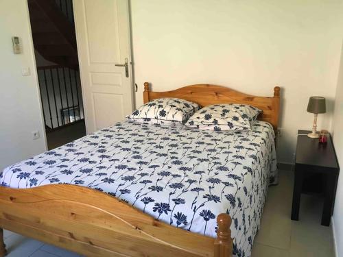 une chambre avec un lit avec une couette bleue et blanche dans l'établissement Le Cocon du sud proche plage Renecros, à Bandol