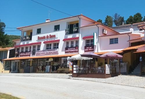 a building on the side of a street at Encosta da Serra in Sabugueiro