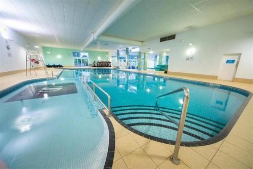 ein großes Schwimmbad in einem großen Gebäude in der Unterkunft Bella-Mays Holiday Hideaway in Lincolnshire