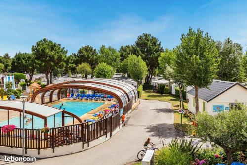 Una vista aérea de una piscina en un resort. en Le HAVRE DU MEN DU, en Carnac