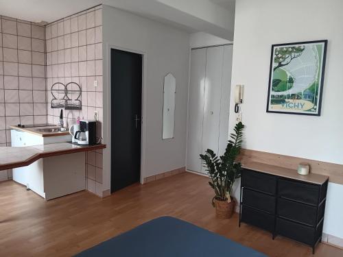 une cuisine avec un évier et un plan de travail dans l'établissement joli studio idéalement situé, à Vichy