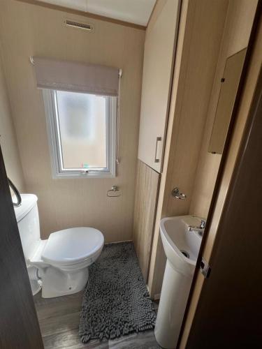 ein kleines Badezimmer mit Toilette und Waschbecken in der Unterkunft Bella-Mays Holiday Hideaway in Lincolnshire