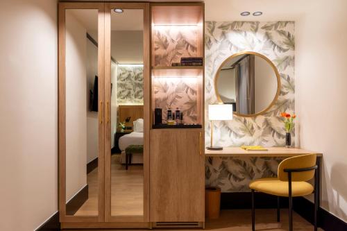 a dressing room with a mirror and a dressing table at H10 Puerta de Alcalá 4 Sup in Madrid