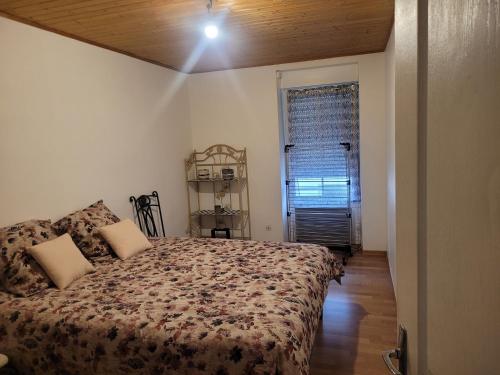 une chambre avec un lit et une fenêtre dans l'établissement 26 bis rue du temple, à Saint-Père-en-Retz