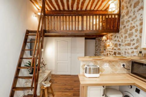 - une cuisine avec une mezzanine dans une chambre dans l'établissement Lovely air-conditioned studio - Vieil Antibes, à Antibes