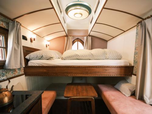 a bed in the back of a train room at Camping Passeier Glamping Rubinia in Saltusio