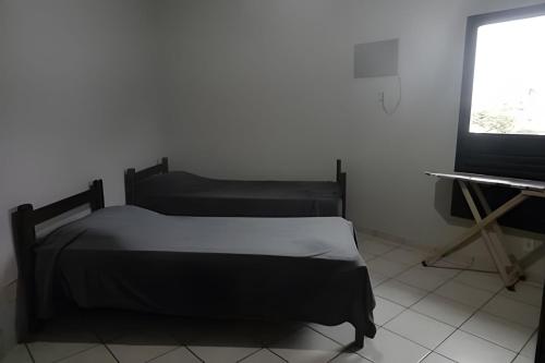 1 dormitorio con 1 cama y TV en AP. 06 DO CANTINHO DO SOSSEGO, en Dourados