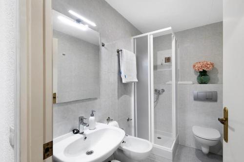 un bagno bianco con lavandino e WC di Cal Peret Miquelet a San Martín Sarroca