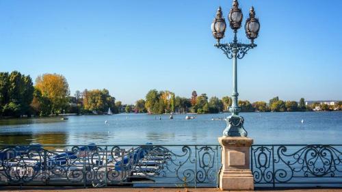 un feu de rue à côté d'une masse d'eau dans l'établissement Coquet appartement à 15mn de Paris et 10 mn de Stade de France, wifi, Netflix,, à Groslay