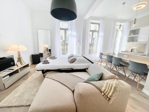 Cannes Vidal Rue Antibes SNCF station 2 mn 1 BR quiet building hyper center Olam Properties