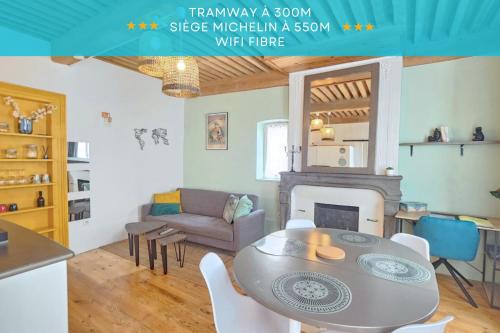 L'Histoire Clermontoise - Tramway au pied du logement