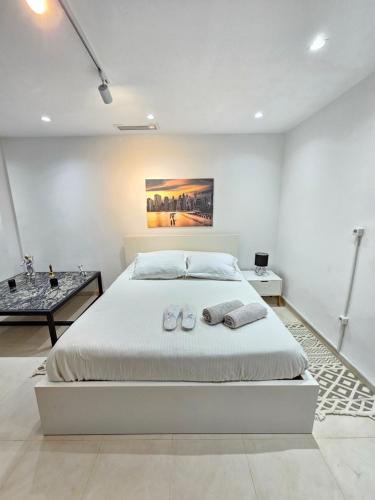 Katil atau katil-katil dalam bilik di Stylish luxe house with gardens in la Marsa