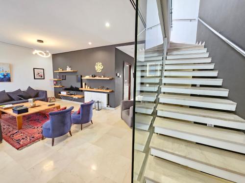 Ruang duduk di Stylish luxe house with gardens in la Marsa