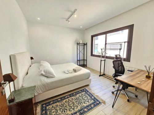 Katil atau katil-katil dalam bilik di Stylish luxe house with gardens in la Marsa