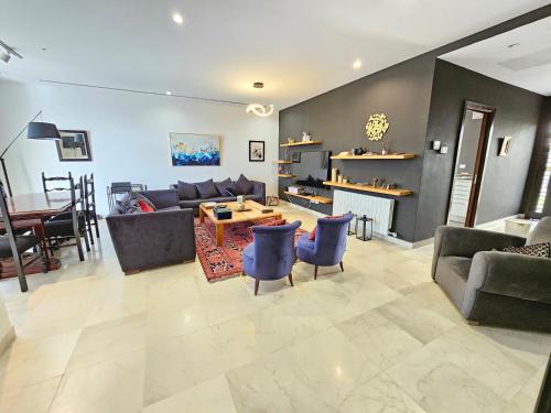 Ruang duduk di Stylish luxe house with gardens in la Marsa