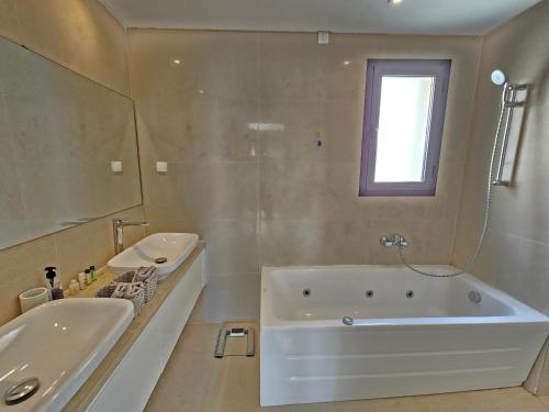Bilik mandi di Stylish luxe house with gardens in la Marsa