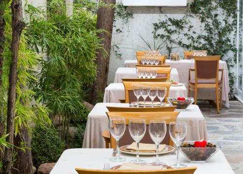 a row of tables with wine glasses on them at VP Jardín de Tres Cantos in Tres Cantos