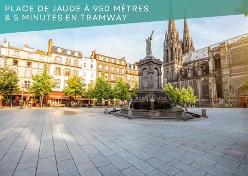 克莱蒙费朗L'Histoire Clermontoise - Tramway au pied du logement的大教堂前方的城市广场,广场上设有雕像