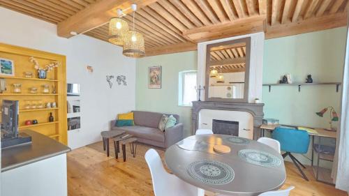 克莱蒙费朗L'Histoire Clermontoise - Tramway au pied du logement的带桌子和壁炉的客厅