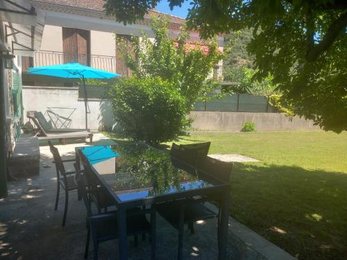 une table avec une plante en pot en haut dans l'établissement Gîte Mathéo, à Pont-de-Labeaume