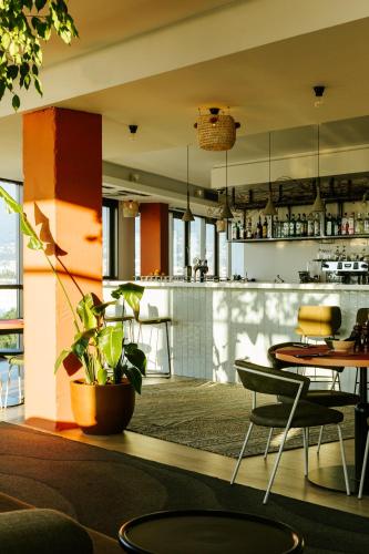 Un restaurante u otro lugar para comer en WN LAB Hotel - including breakfast and parking