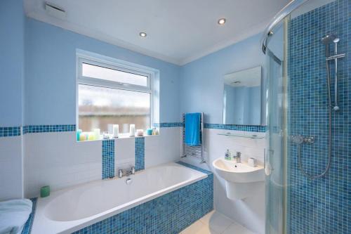 Bilik mandi di Host & Stay - Downs Valley House