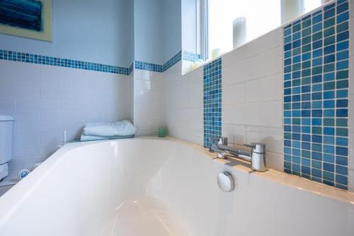 Bilik mandi di Host & Stay - Downs Valley House