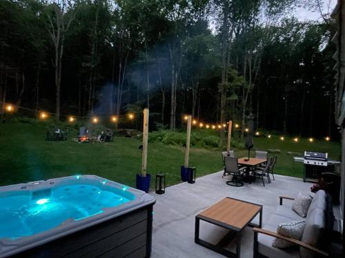 Piscina de la sau aproape de Private Cottage with Hot Tub in the Woods