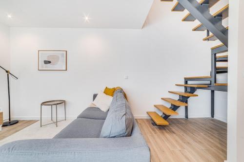 Ένα ή περισσότερα κρεβάτια σε δωμάτιο στο Campolide Duplex Apartments