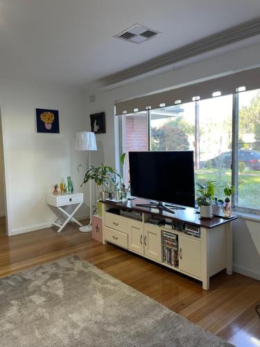 Μια τηλεόραση ή/και κέντρο ψυχαγωγίας στο Spacious Beautiful Room