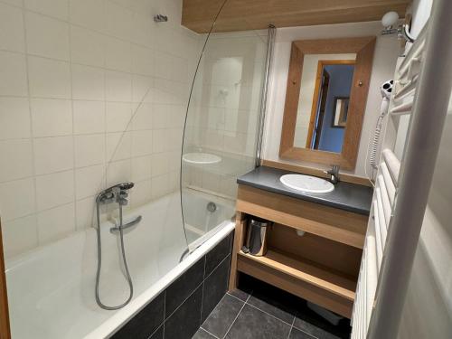 une salle de bain avec une baignoire, un lavabo et une douche dans l'établissement Studio cabine avec balcon, piscine, spa, animaux admis, accès direct pistes - Belle Plagne - FR-1-181-2825, à La Plagne Tarentaise