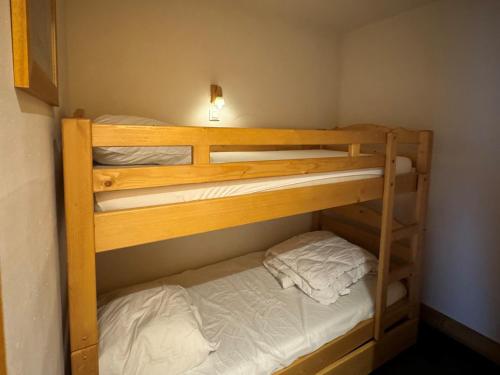 - deux lits superposés dans une petite chambre dans l'établissement Studio cabine avec balcon, piscine, spa, animaux admis, accès direct pistes - Belle Plagne - FR-1-181-2825, à La Plagne Tarentaise