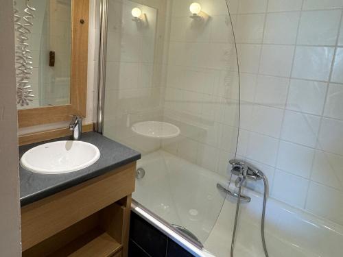 une salle de bain avec un lavabo, une baignoire et une douche dans l'établissement Appartement cosy avec balcon, piscine & détente, ski aux pieds - Belle Plagne - FR-1-181-2820, à La Plagne Tarentaise
