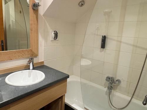 une salle de bain avec un lavabo et une douche dans l'établissement Duplex cosy à Belle Plagne - Ski aux pieds, balcon, piscine, bien-être, animaux admis - FR-1-181-2821, à La Plagne Tarentaise