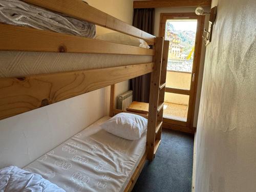 deux lits superposés dans une chambre avec fenêtre dans l'établissement Appartement 2 pièces+cabine, Ski aux pieds, Piscine et Animaux admis à Belle Plagne - FR-1-181-2823, à La Plagne Tarentaise