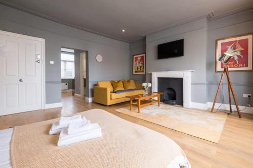 TV a/nebo společenská místnost v ubytování Host & Stay - St James' Opulence