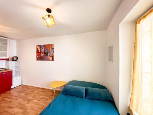 - une chambre avec un lit bleu et une table dans l'établissement Heart of Montmartre Cute & Cozy, à Paris