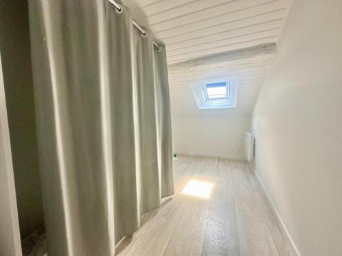 Cette chambre vide dispose d'une fenêtre et de parquet. dans l'établissement Les Bancs, central et calme, à Limoges