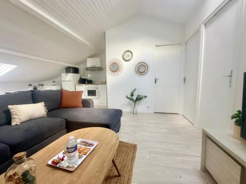 un salon avec un canapé et une table dans l'établissement Les Bancs, central et calme, à Limoges