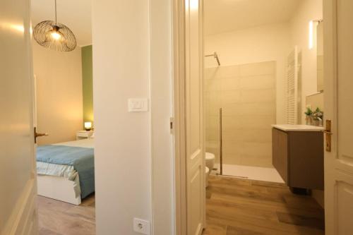 クーネオにあるBarolo Apartmentのベッドとバスルームのある寝室